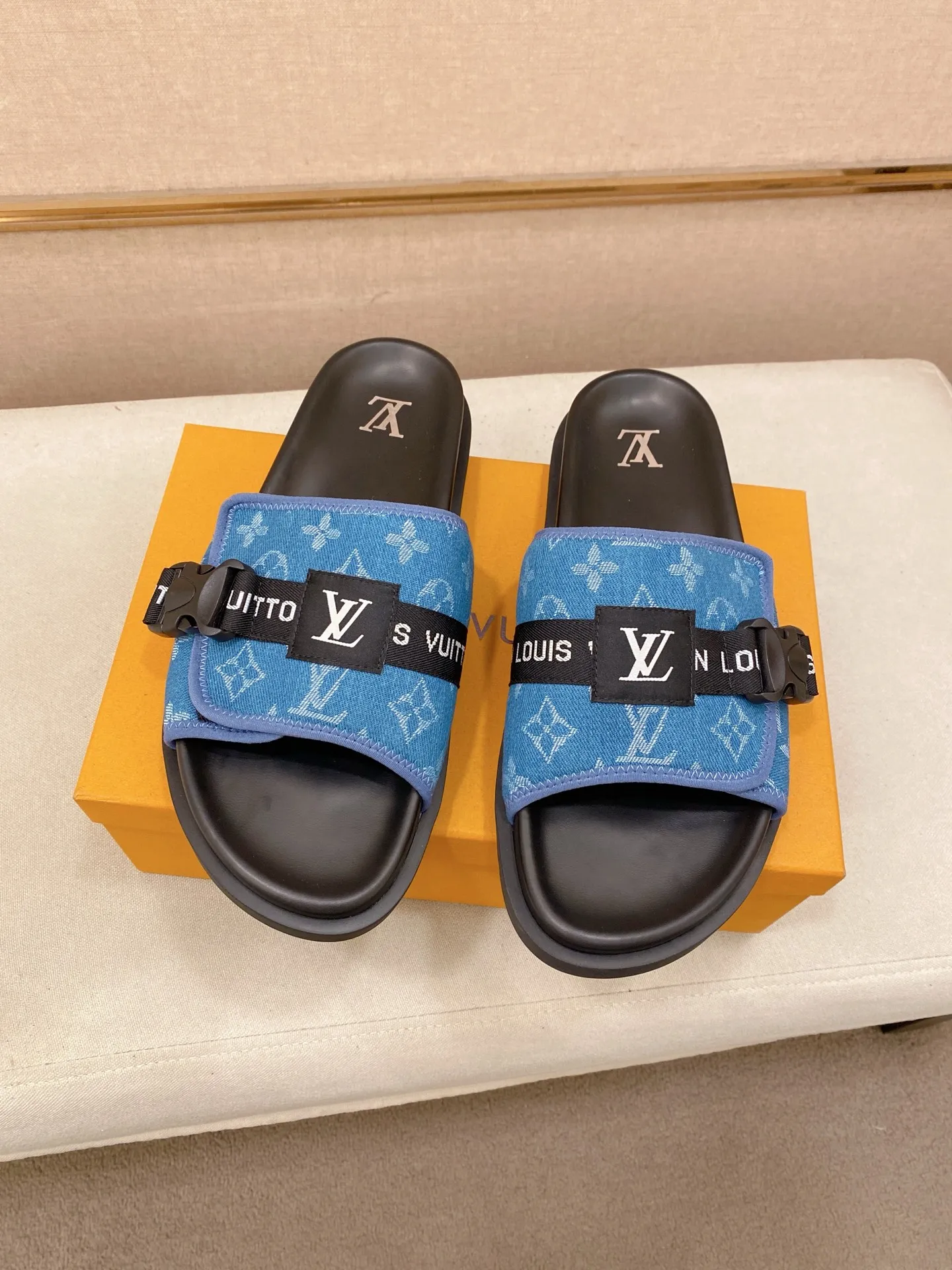 Men's shoes💰: 320💰Made by LV🔍Top purchasing agent, men's spring and summer slippers are available at the same counter. The uppers are made of cowhide imported from Italy, with logo graphics and high-quality craftsmanship. Soles: original soles specially provided by the original factory. Exclusive molded soles are super comfortable. Original goods with single order, 🔍🔍high quality, you can enter and exit the counter at will. Welcome to compare, code number 38-44. Can be customized45